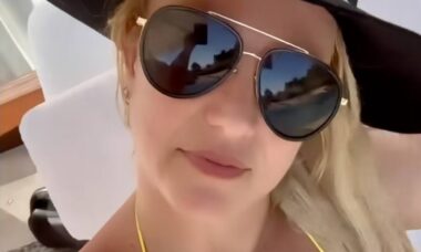 Britney Spears curte dia de piscina e posta vídeo em biquíni amarelo minúsculo