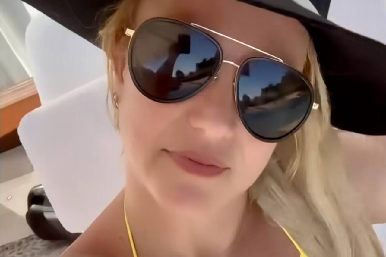 Britney Spears nyder en dag ved poolen og deler en video i en mikroskopisk gul bikini