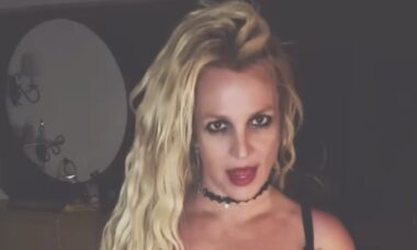 Britney Spears surge de lingerie para compartilhar segredos íntimos