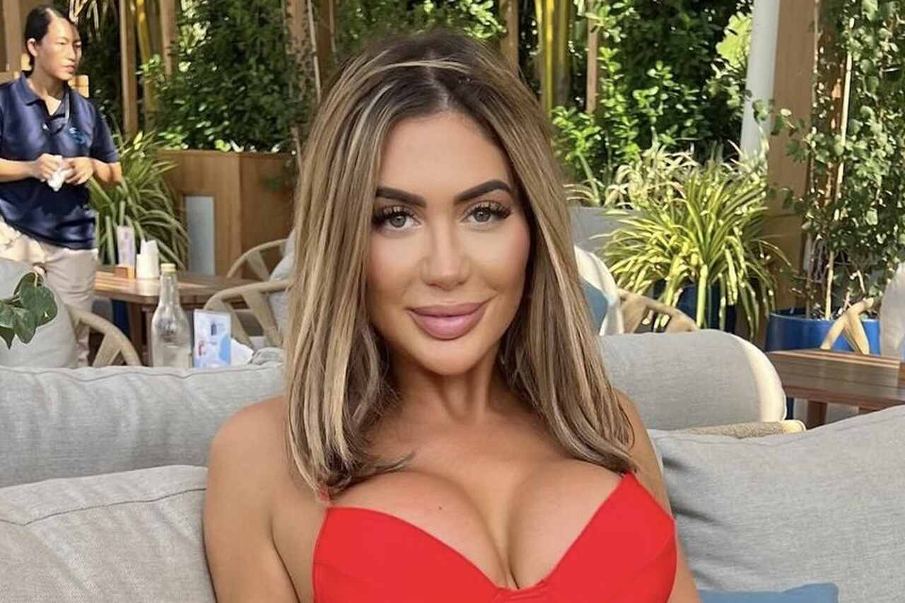 Reality star poses in bikini and receives praise for showing 'real body'