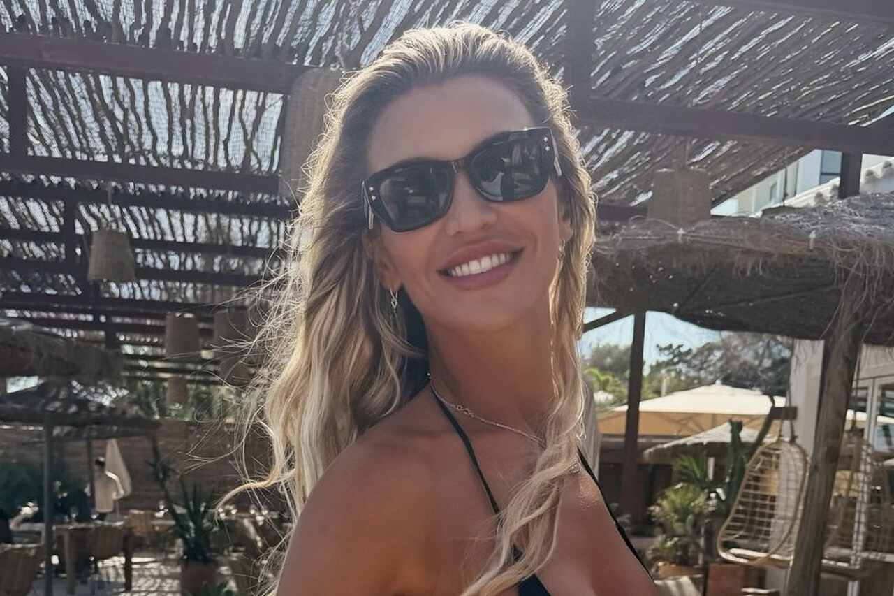 La star del reality mostra il corpo impeccabile in un bikini minuscolo durante una giornata in spiaggia