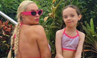 Coco Austin combina biquínis com sua filha durante viagem pelas Bahamas