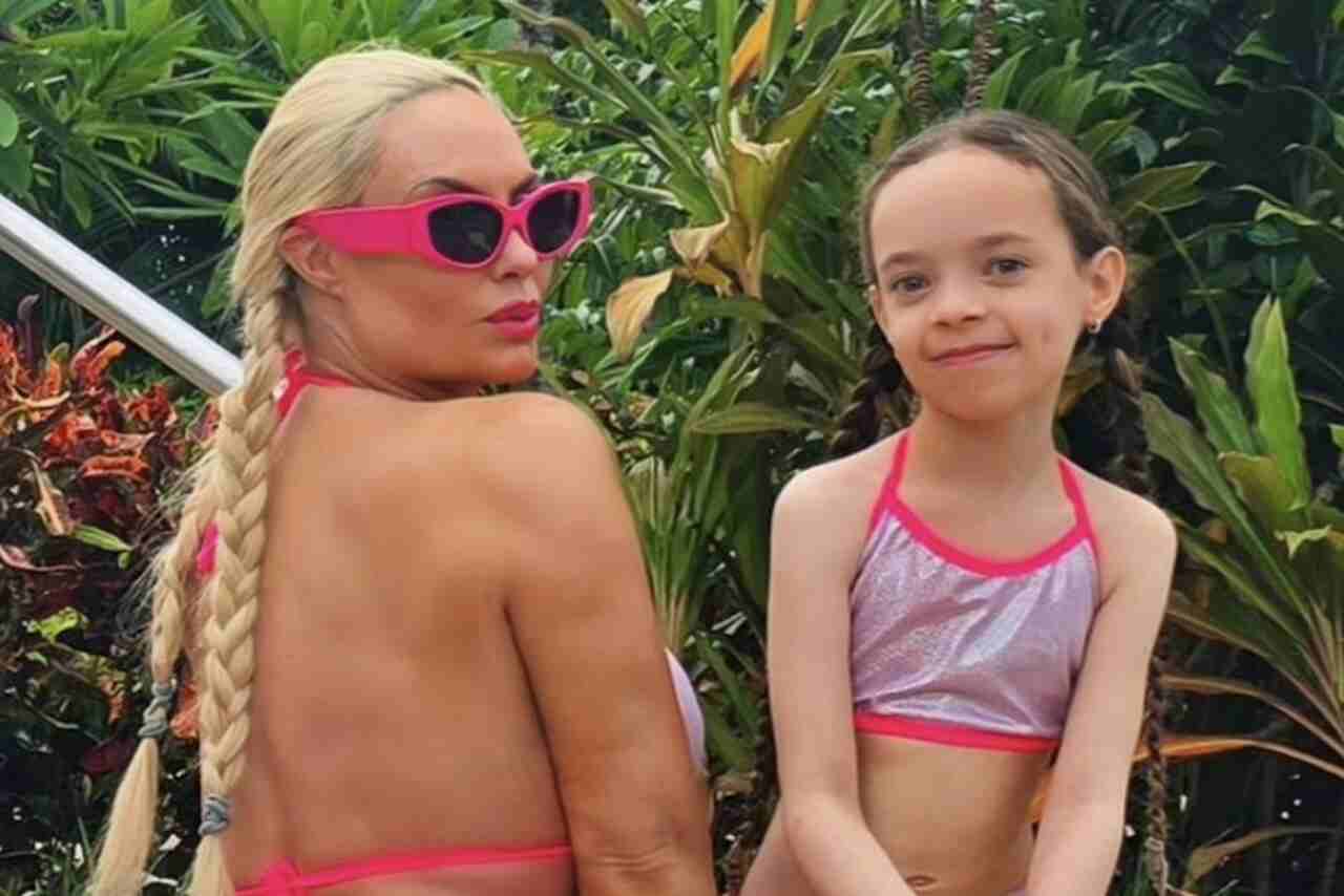 Coco Austin abbina i costumi da bagno con sua figlia durante un viaggio alle Bahamas