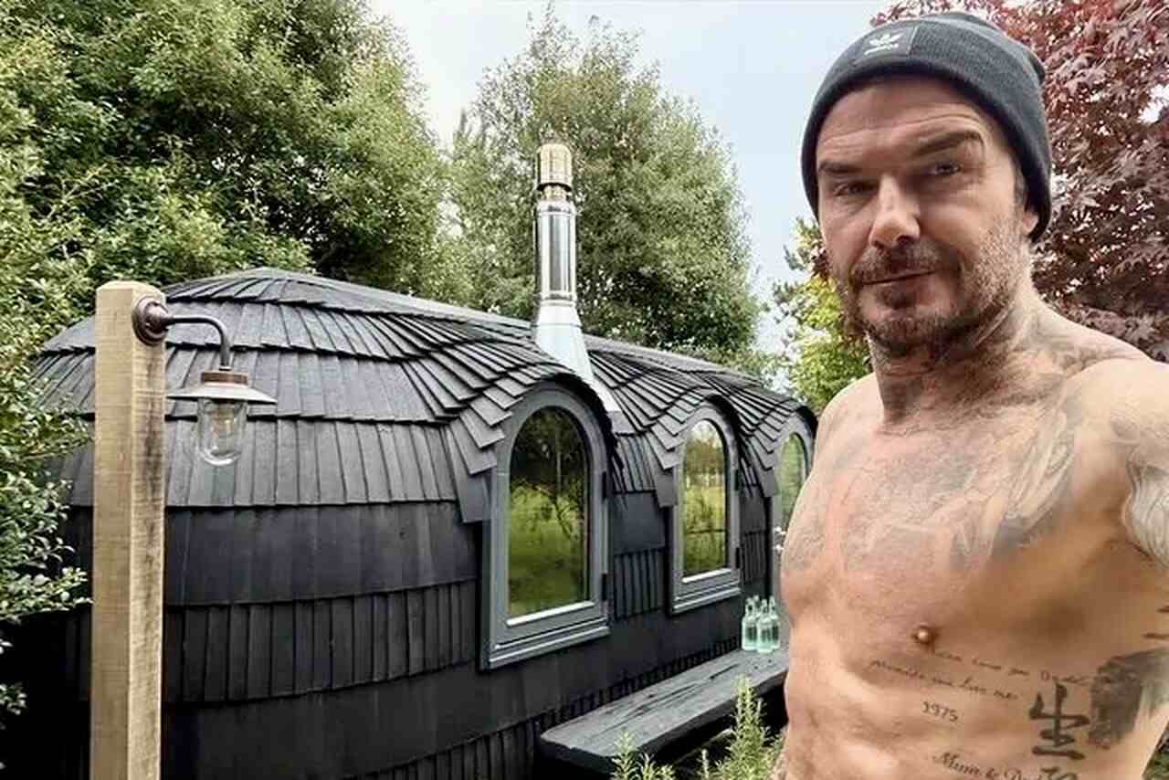 David Beckham arranca suspiros após posar só de toalha nas redes