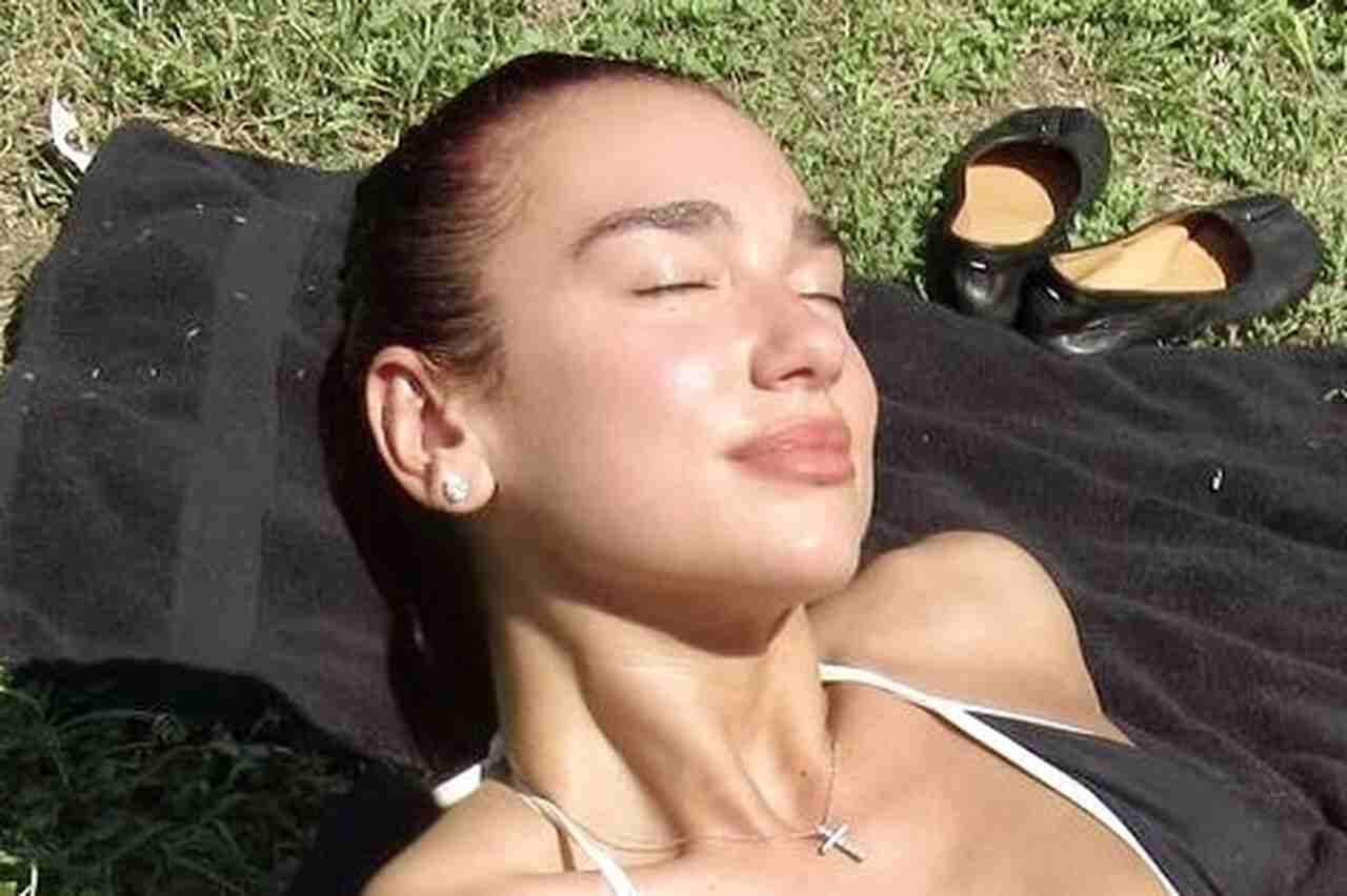 Dua Lipa viser sin perfekte krop i en minuscule bikini under sin ferie i Texas