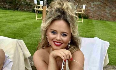 Emily Atack ganha elogios após posar de biquíni no set de "Rivals"