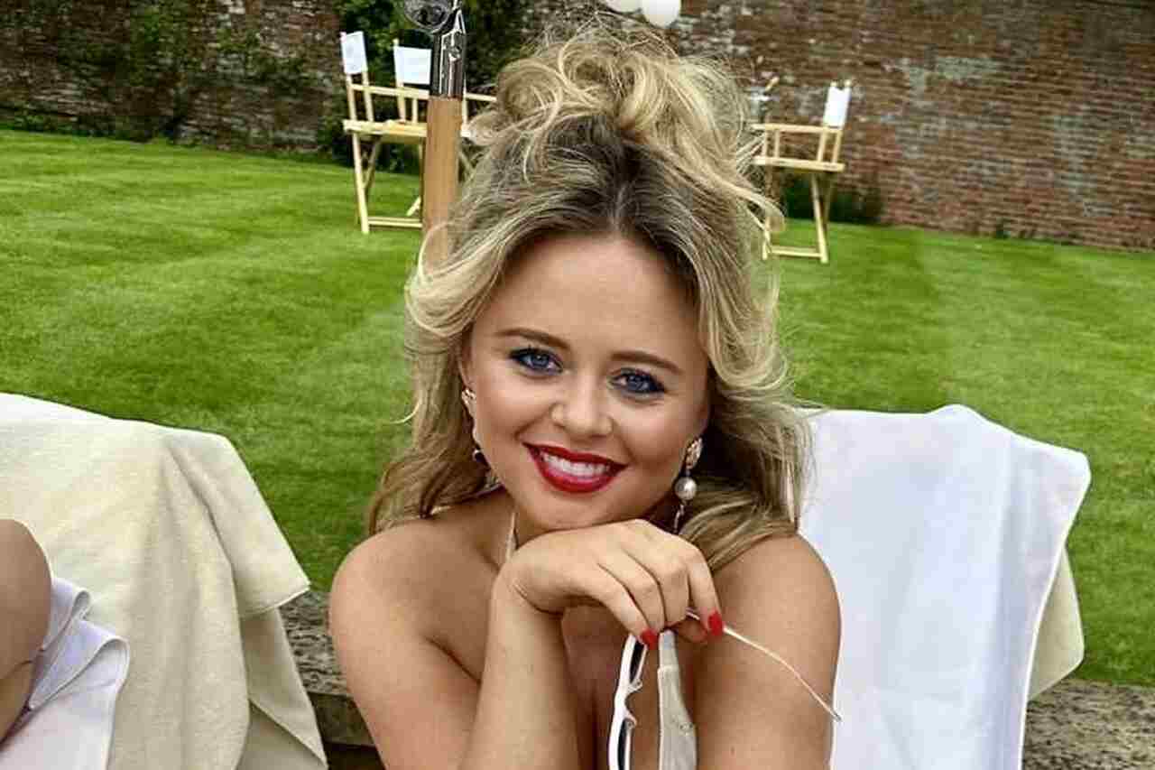 Emily Atack ontvangt lof na het poseren in bikini op de set van "Rivals"