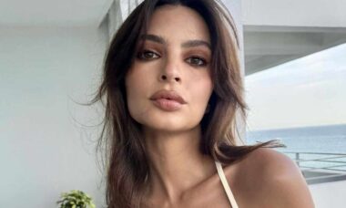 Emily Ratajkowski deixa fãs babando após dispensar sutiã em selfie no espelho