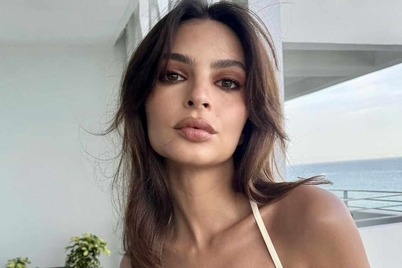 Emily Ratajkowski deixa fãs babando após dispensar sutiã em selfie no espelho