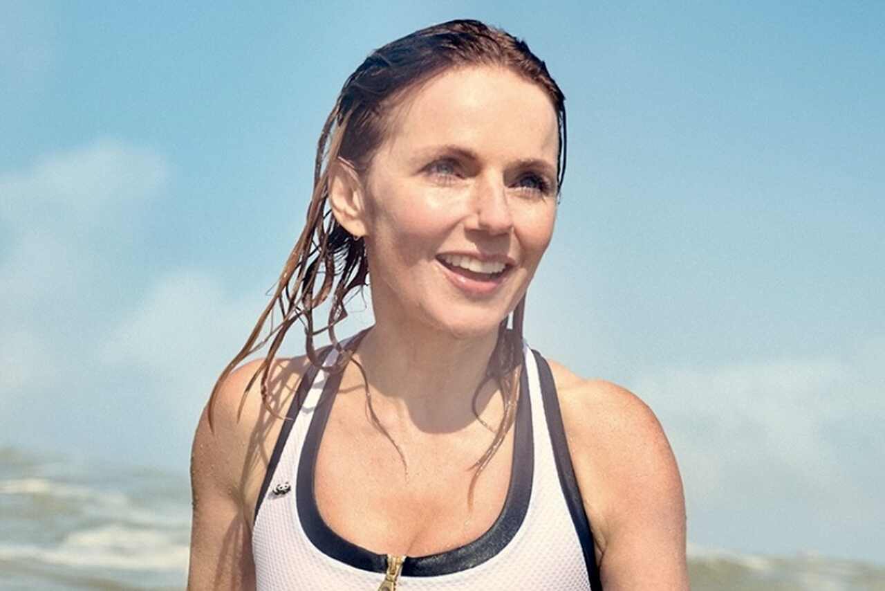 I en alder af 52 år viser Geri Horner en fejlfri figur under en dag på stranden