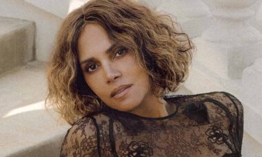 Aos 58 anos, Halle Berry quase mostra demais após dispensar sutiã para clique ousado