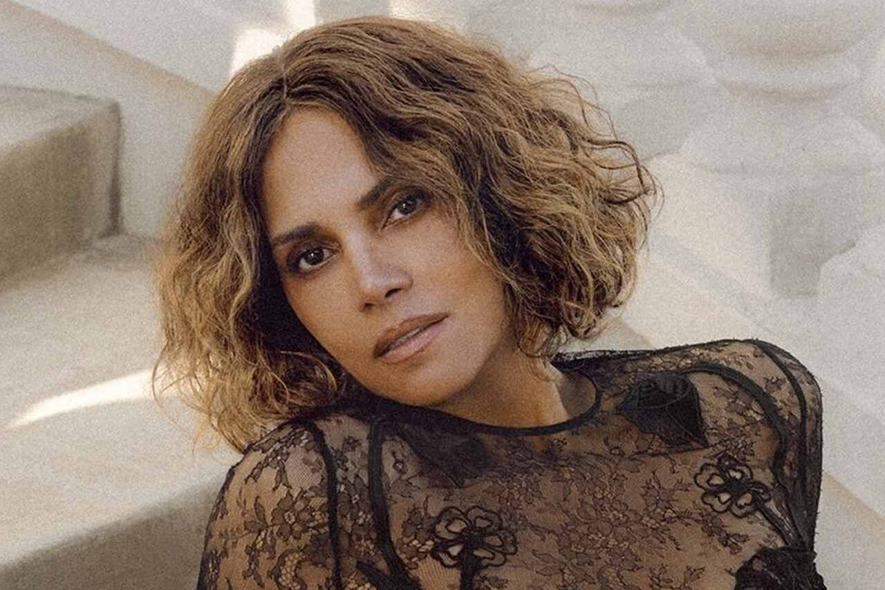 I en alder af 58 år viser Halle Berry næsten for meget efter at have droppet bh'en til et dristigt billede