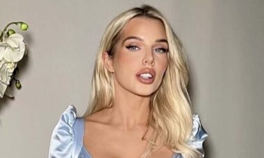 Helen Flanagan exibe atributos físicos impecáveis após posar com vestido decotado