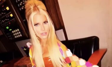 Jessica Simpson exibe boa forma em vestido de couro e casaco multicolorido