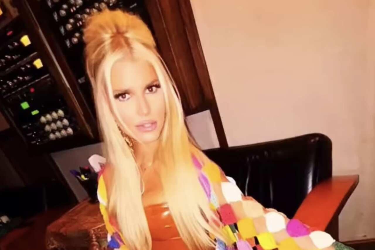 Jessica Simpson viser frem sin flotte figur i skinnkjole og multicolor jakke