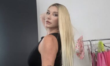 Kesha exibe atributos físicos gigantescos após posar com body preto