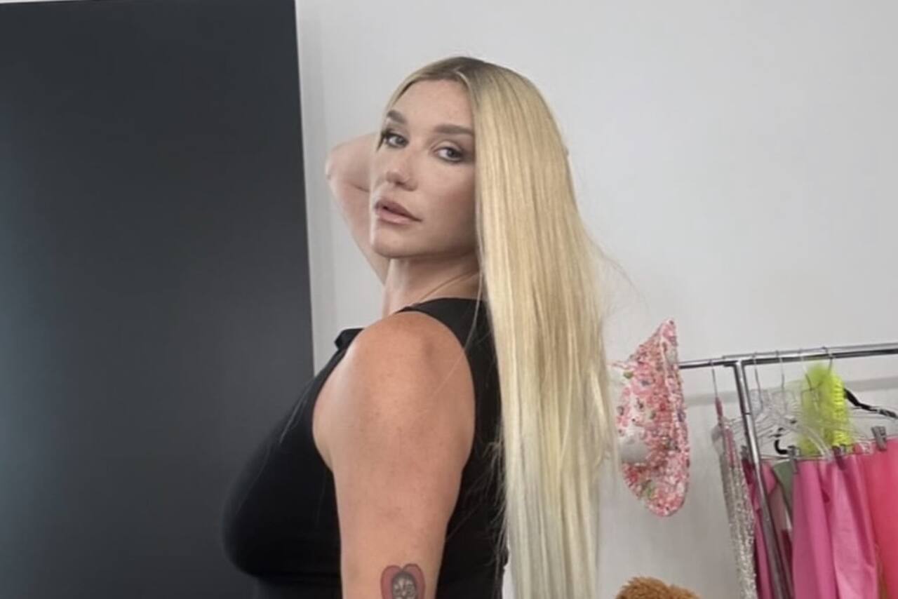 Kesha 展示巨大的身材特徵，穿著黑色緊身衣