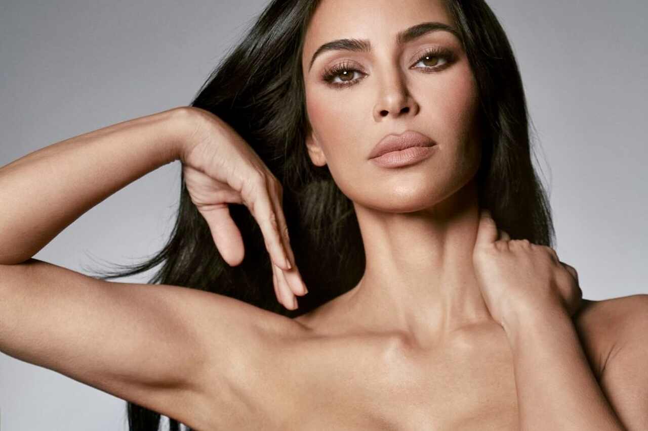 Kim Kardashian dispensa sutiã e deixa atributos físicos à mostra em novo clique ousado