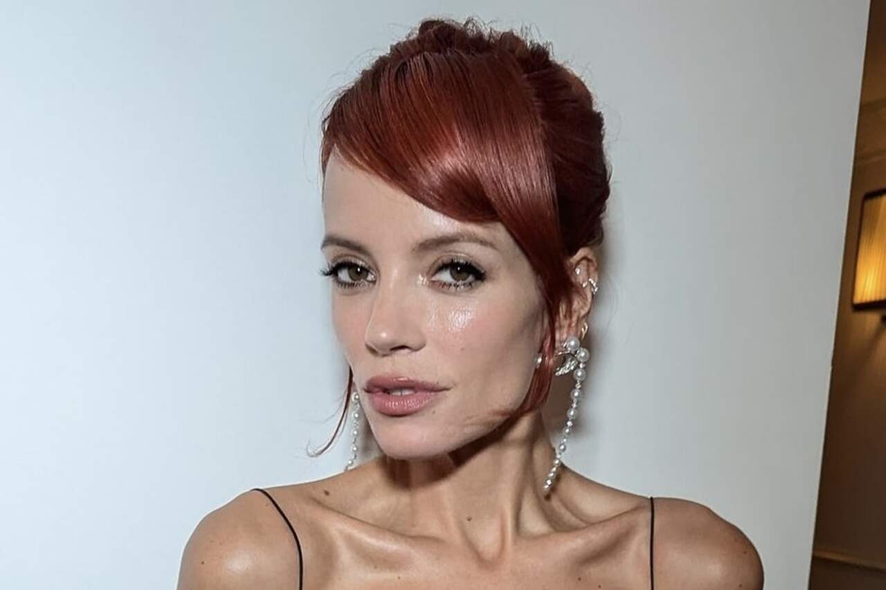 Lily Allen odhaluje, že vydělává více peněz prodejem fotografií svých nohou než ze svých písní na Spotify