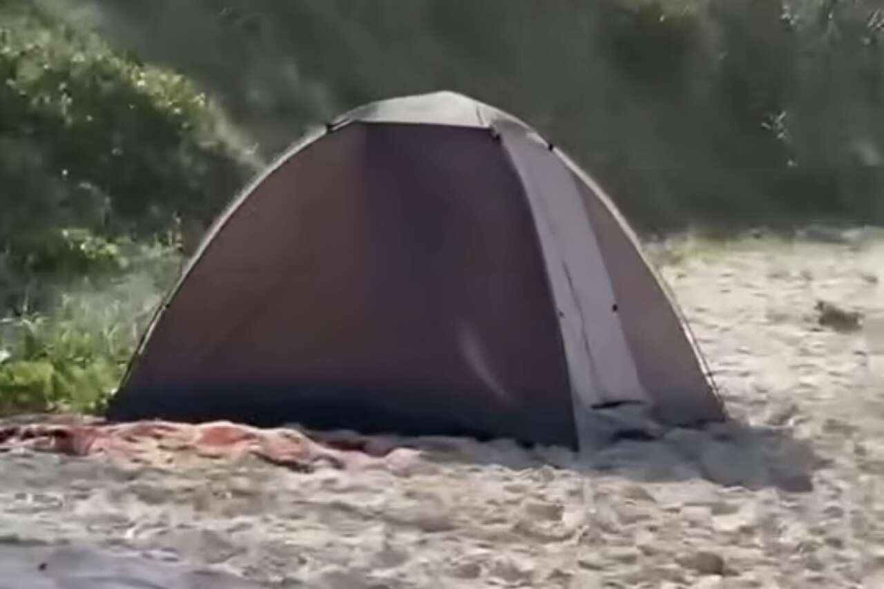 I campeggiatori vengono filmati mentre compiono un atto audace in spiaggia e le immagini diventano virali