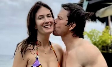 Rhea Durham, esposa de Mark Wahlberg, posta clique ousado do ator e apaga logo em seguida