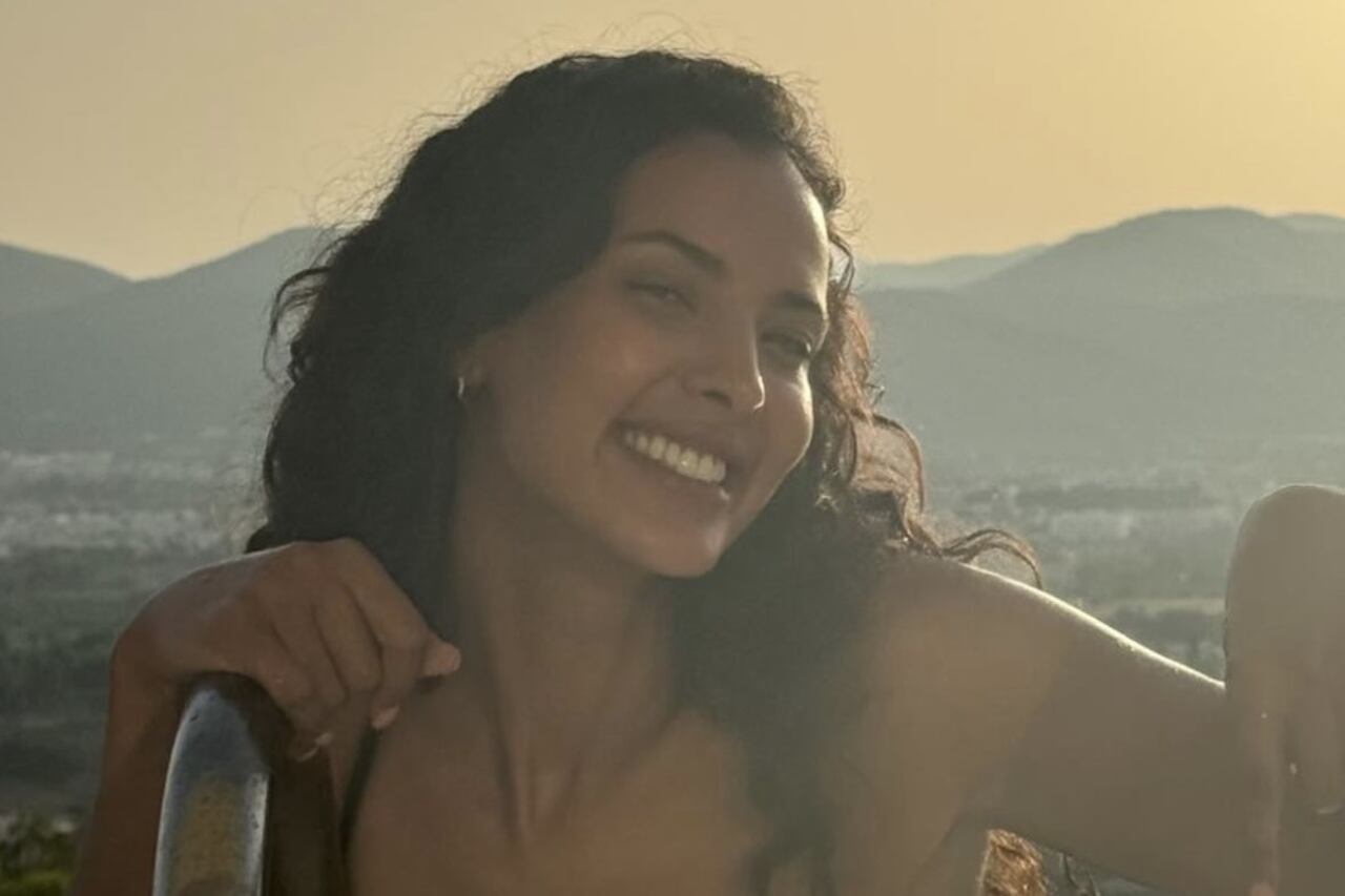 Maya Jama toont perfect lichaam in bikini foto