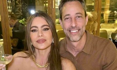 Sofia Vergara diz que está “meio que solteira” mesmo estando em um relacionamento