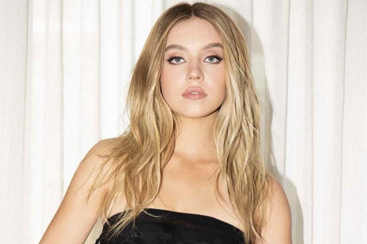 Sydney Sweeney reveals that a paparazzo refused to leave her home before taking a photo of her in a bikini