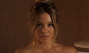 Sydney Sweeney dispensa roupas para gravar comercial em banheira de espuma