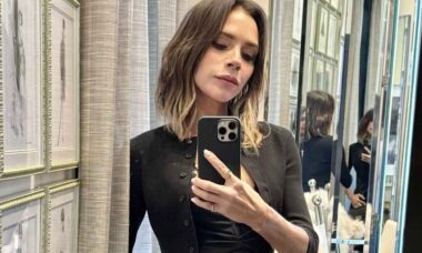 Victoria Beckham encanta fãs após posar com vestido preto decotado