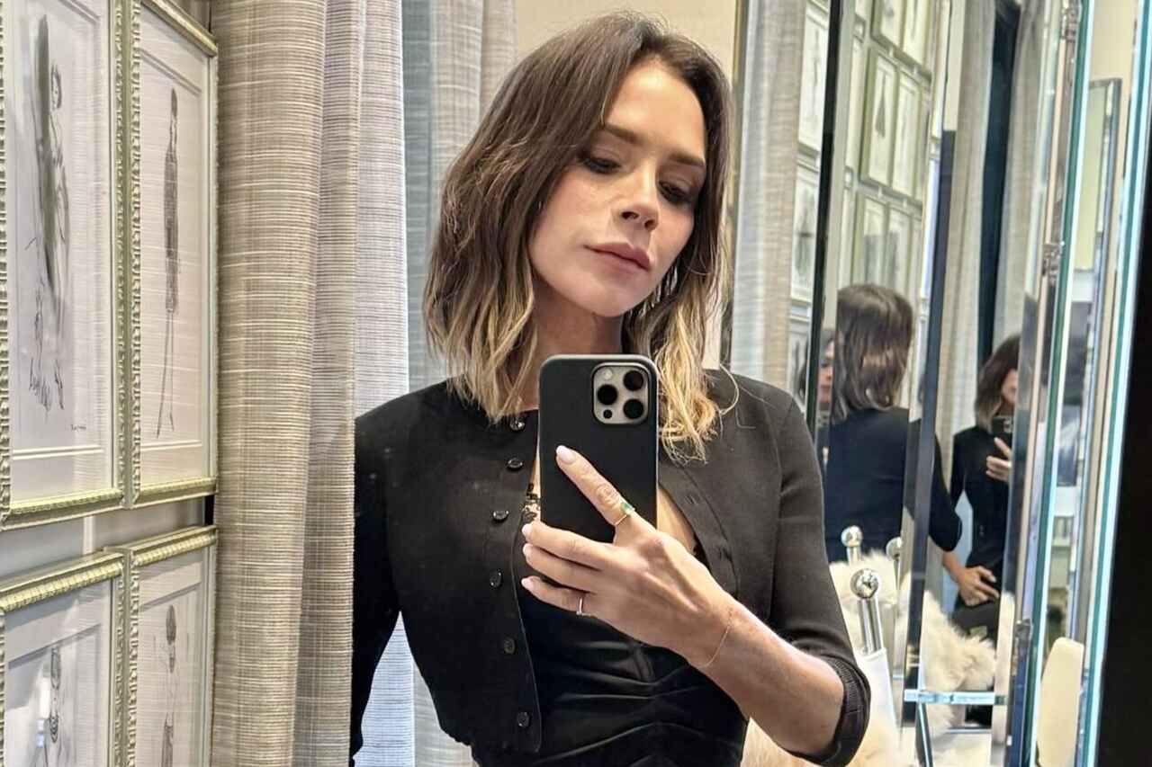 Victoria Beckham encanta fãs após posar com vestido preto decotado