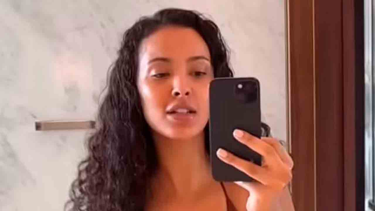 Maya Jama exibe corpão impecável após posar com biquíni marrom minúsculo 