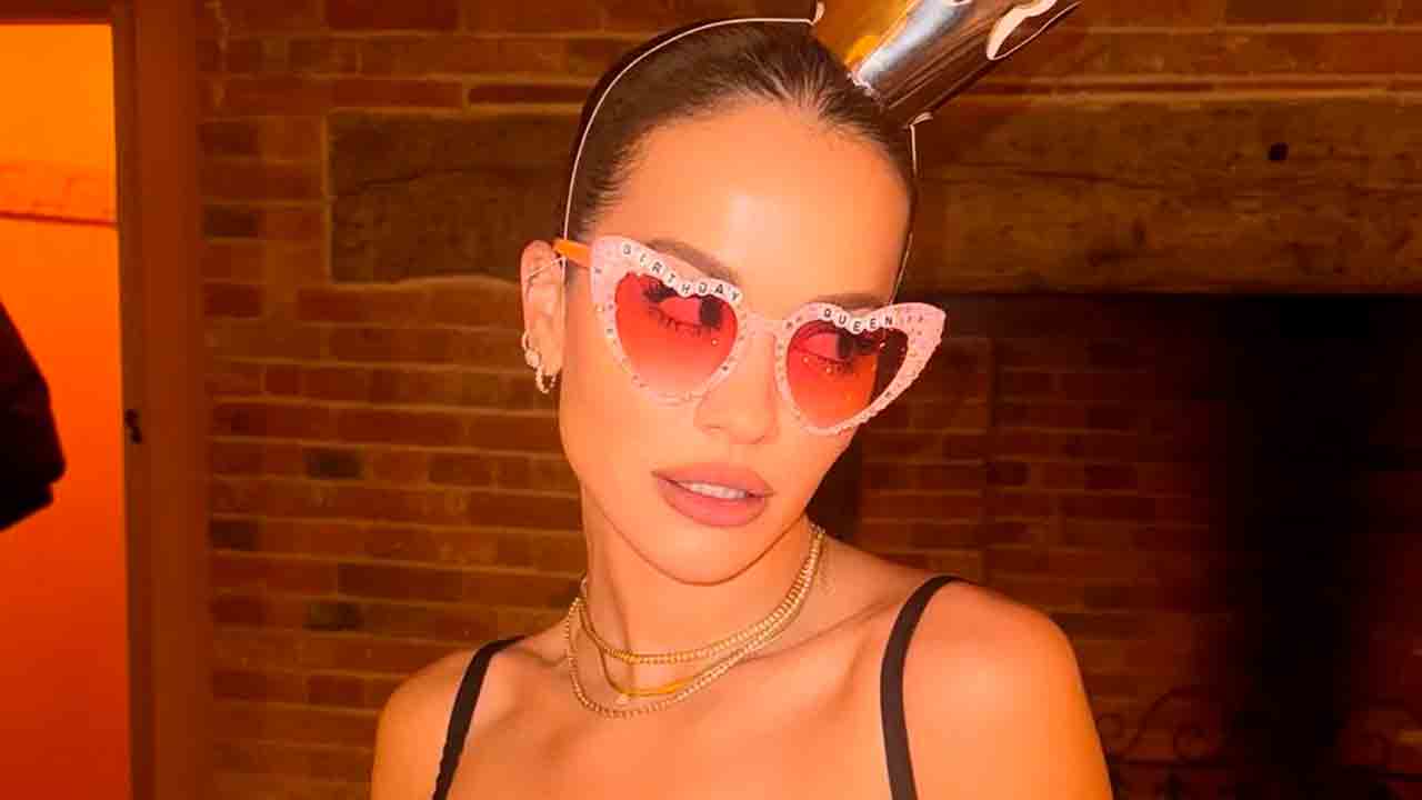 Rita Ora mostra il suo fisico impeccabile indossando un abito trasparente per festeggiare il suo compleanno