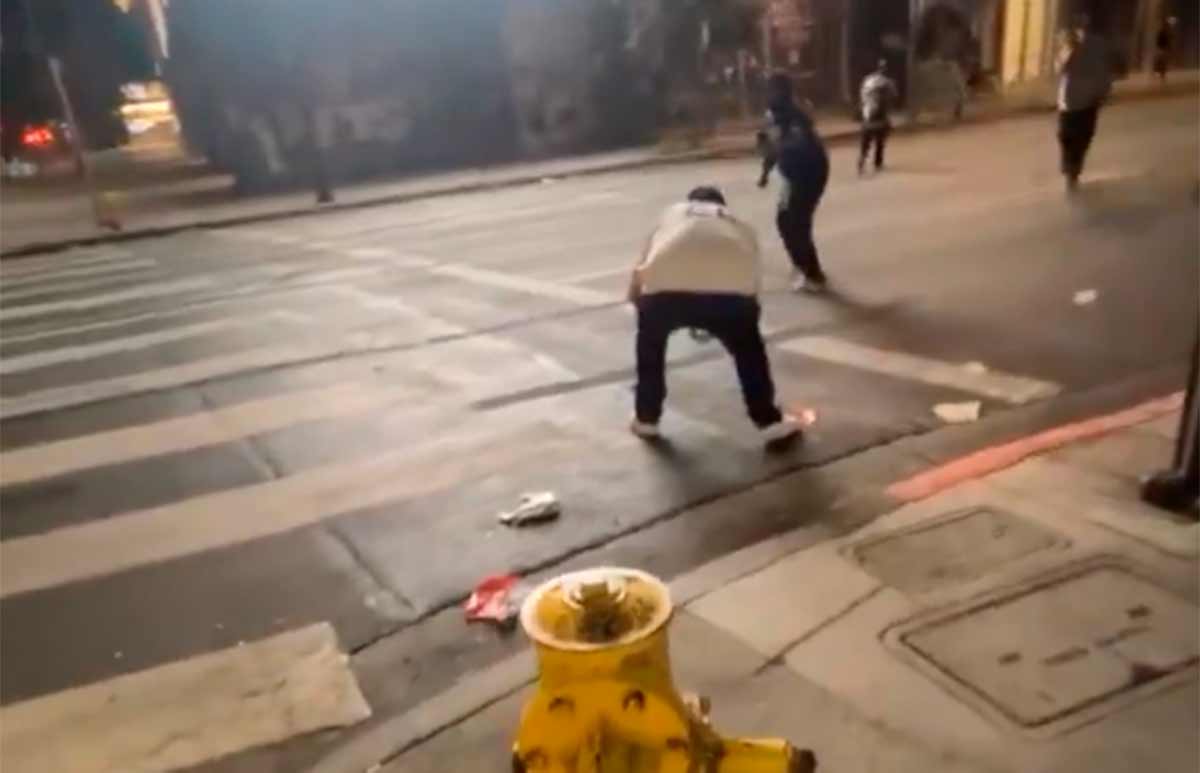 Los Angeles Dodgers baseball fan blows up hands with fireworks, and images go viral. Photos and video: Reproduction X @Lakeshow_323