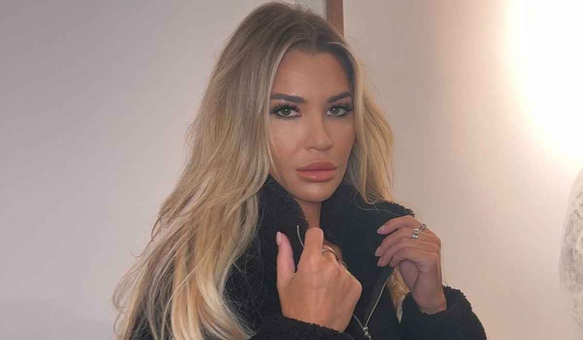 Christine McGuinness exibe as curvas ao posar em ensaio ousado na mansão de US$ 3,15 milhões