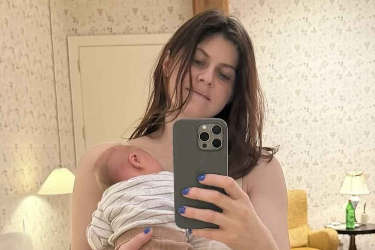 Alexandra Daddario exibe corpo real em clique inédito com filho recém-nascido 