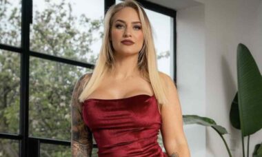 Boxeadora "mais linda do mundo" deixa seguidores babando com foto de vestido vermelho