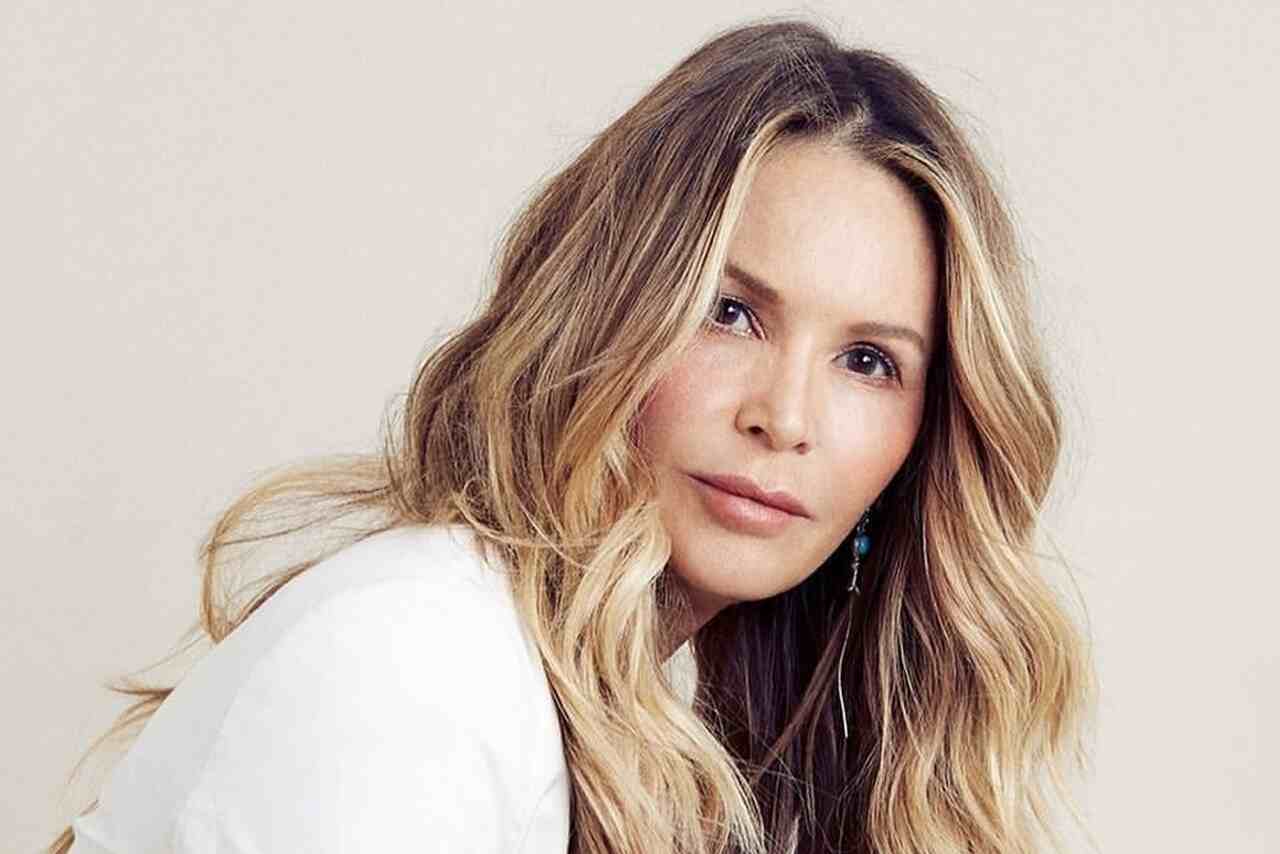 Elle Macpherson åbner op om sin kamp mod alkoholafhængighed: 'Jeg led virkelig'