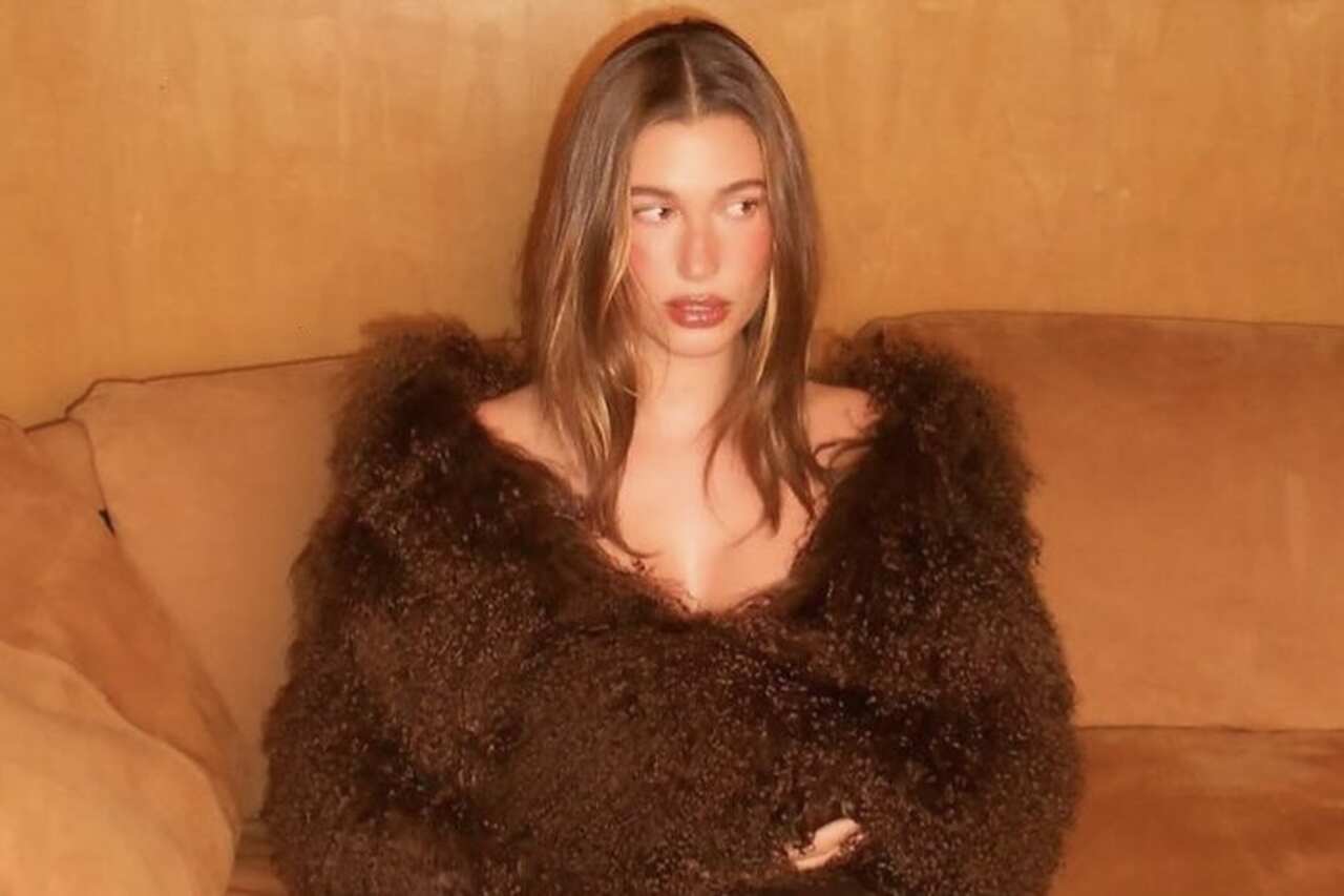 Hailey Bieber poserer i pelsjakke for å lansere et nytt produkt fra hennes kosmetikkmerke