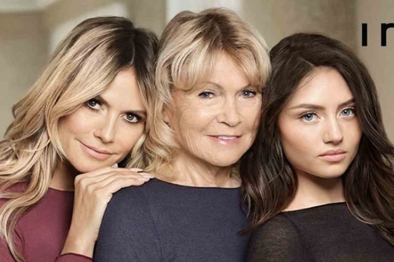 Heidi Klum posa com a mãe e a filha para campanha de marca de lingerie