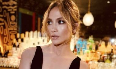 Jennifer Lopez deixa fãs babando após posar com mini vestido decotado