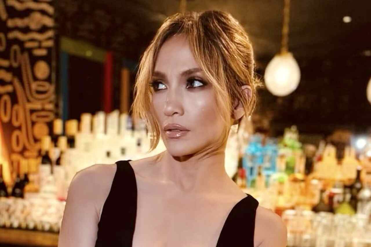 Jennifer Lopez fa sognare i fan posando con un mini abito scollato