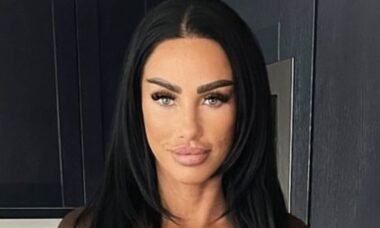 Katie Price exibe "maiores lábios até hoje", mas fãs imploram para ela parar