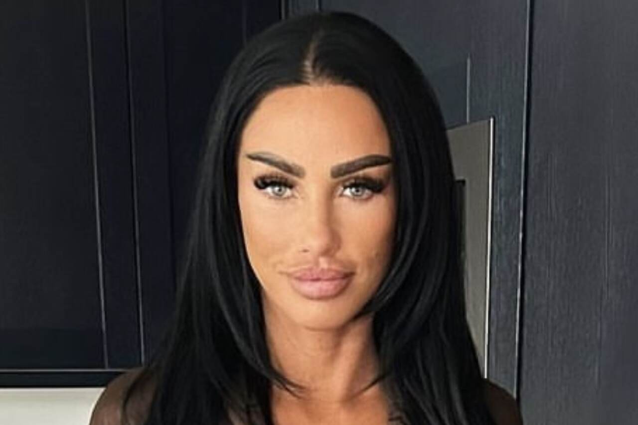 Katie Price montre 'les plus grosses lèvres jamais faites', mais les fans lui demandent d'arrêter