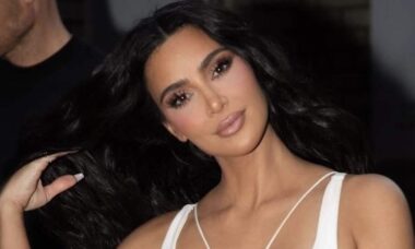 Fãs piram após Kim Kardashian exibir novo piercing no umbigo