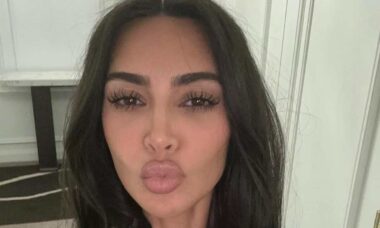 Kim Kardashian é acusada de Photoshop após fãs notarem diferença entre seu corpo e reflexo no espelho