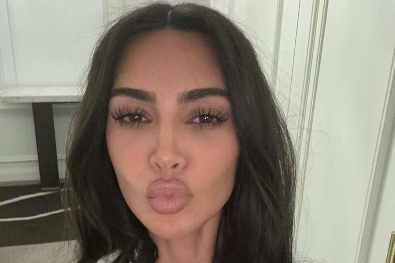 Kim Kardashian er anklaget for Photoshop etter at fansen la merke til forskjellen mellom kroppen hennes og speilbildet