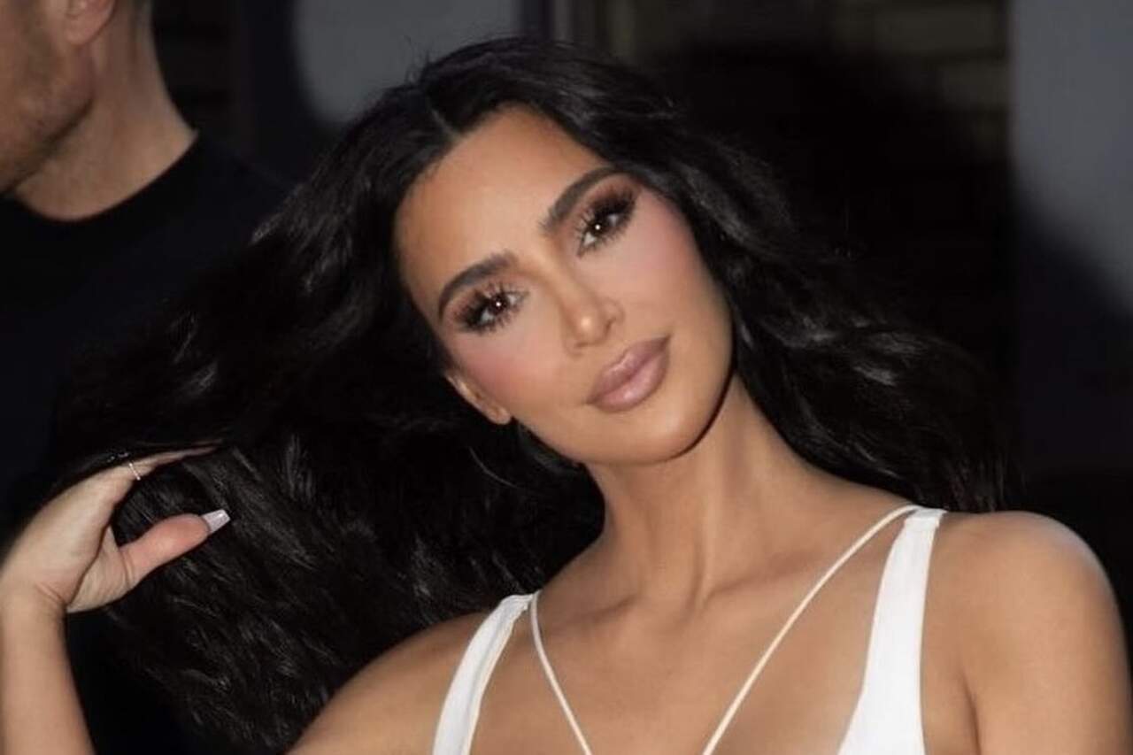 Fãs piram após Kim Kardashian exibir novo piercing no umbigo