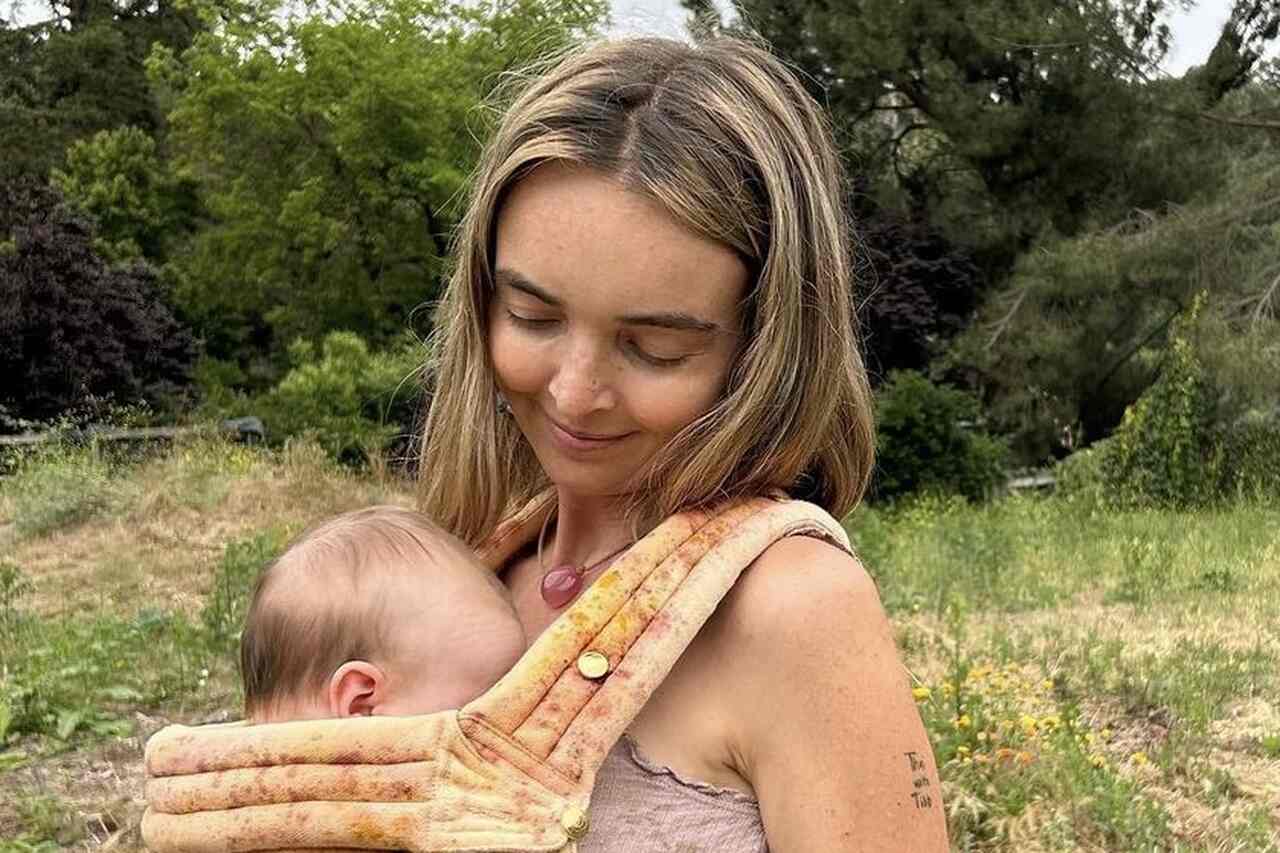 Modella abbandona la vita di lusso a Los Angeles per vivere una vita semplice in un autobus scolastico