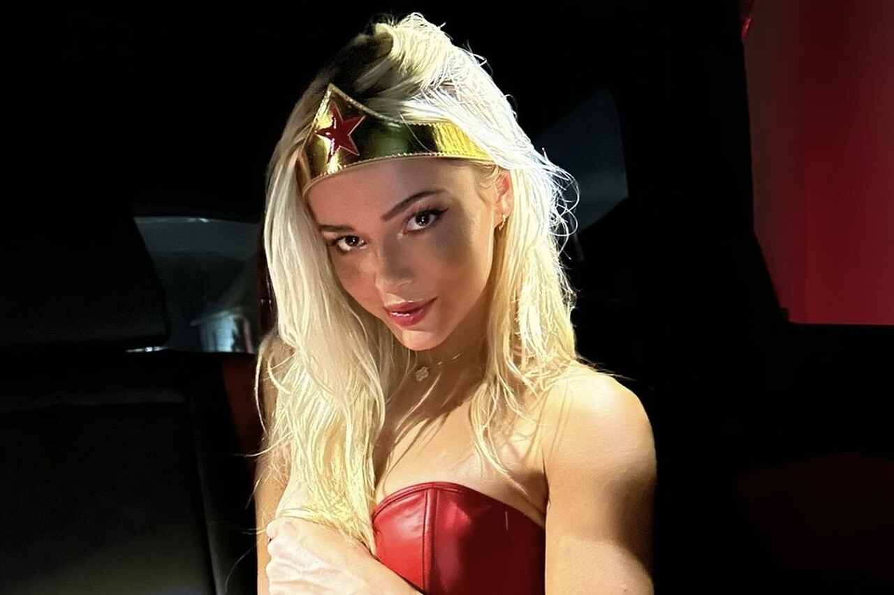 Livvy Dunne tornász Wonder Woman-ként pózol Halloweenra, és elbűvöli a rajongókat